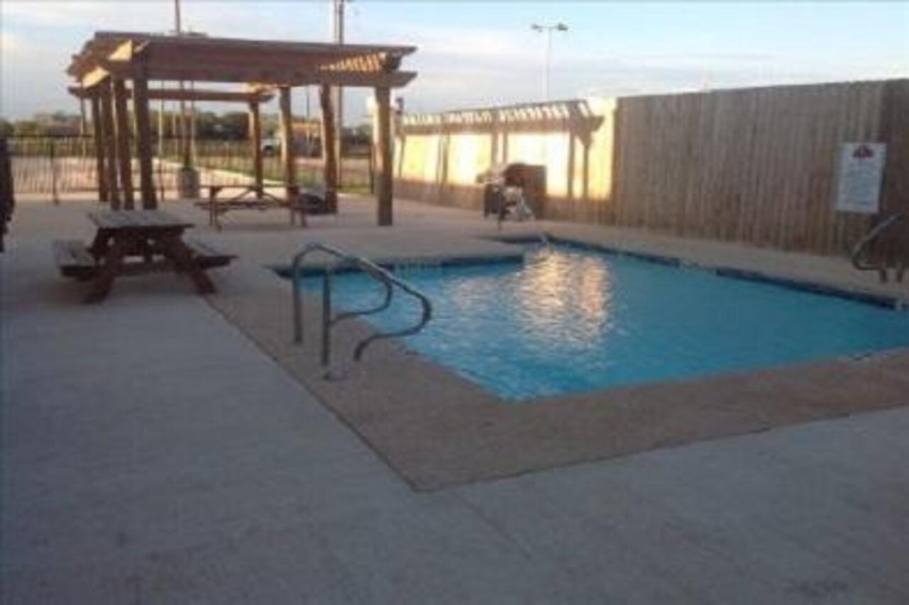 Petrostay Inn & Suites Cotulla Exterior photo