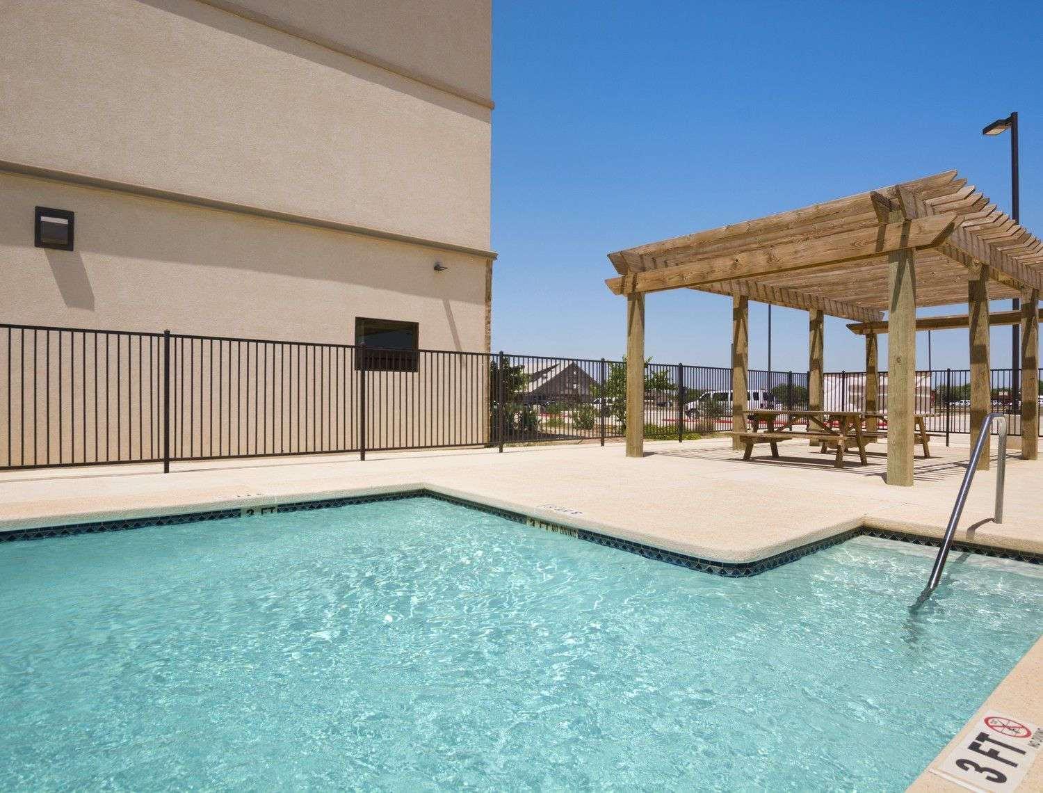 Petrostay Inn & Suites Cotulla Exterior photo
