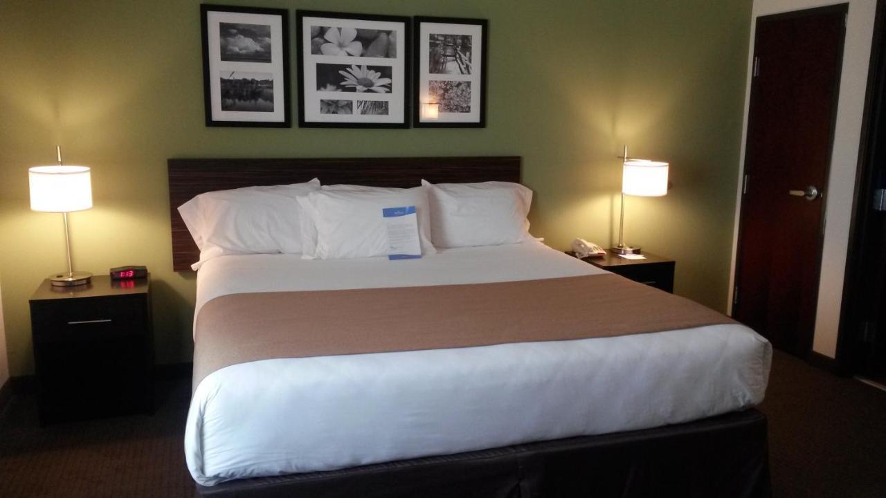 Petrostay Inn & Suites Cotulla Room photo